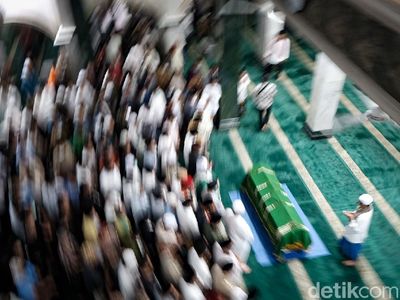 Suasana Salat Jenazah Haji Lulung Sebelum Dimakamkan