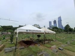 Suasana TPU Karet Bivak Jelang Pemakaman Haji Lulung