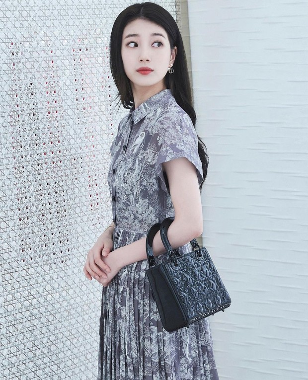 Intip Gaya Para Selebriti Korea Berpose dengan Dior Micro Bag