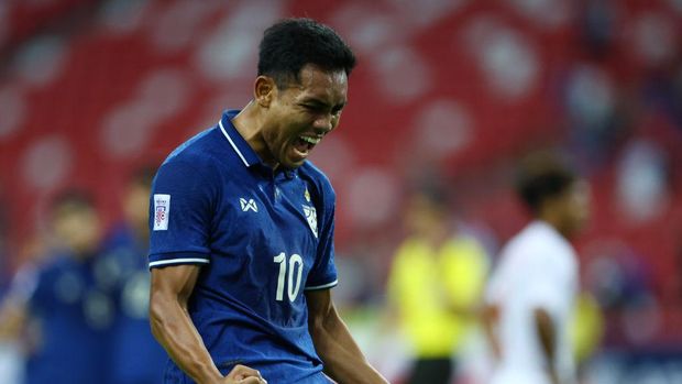 SINGAPORE, SINGAPORE - DECEMBER 11: Teerasil Dangda #10 of Thailand celebrates after scoring the first goal against Myanmar during the first half of their AFF Suzuki Cup Group A game at the National Stadium on December 11, 2021 in Singapore. (Photo by Yong Teck Lim/Getty Images)