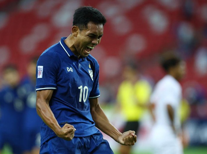 SINGAPORE, SINGAPORE - DECEMBER 11: Teerasil Dangda #10 of Thailand celebrates after scoring the first goal against Myanmar during the first half of their AFF Suzuki Cup Group A game at the National Stadium on December 11, 2021 in Singapore. (Photo by Yong Teck Lim/Getty Images)