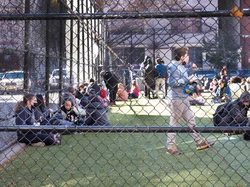 Tega! Takut COVID-19, Sekolah Paksa Murid Makan di Luar Dalam Suhu Dingin