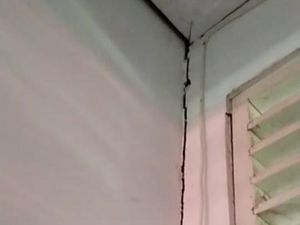 Tembok RSUD Larantuka Retak Usai Gempa M 7,4 Guncang NTT Tembok RSUD Larantuka Retak Usai Gempa M 7,4 Guncang NTT