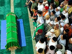 Anies-Riza Turut Salati Jenazah Haji Lulung