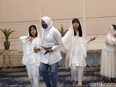 Momen Mayang dan Chika Nyanyi Di Tahlilan Vanessa Angel