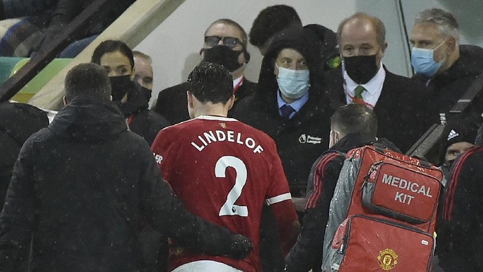 Manchester Uniteds Victor Lindelof, leaves the field during the English Premier League soccer match between Norwich City and Manchester United at Carrow road in Norwich, England, Saturday, Dec.11, 2021. (AP Photo/Rui Vieira)
