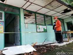 Plafon SDN Joyontakan Solo Ambrol, Siswa Terpaksa PTM Bergiliran