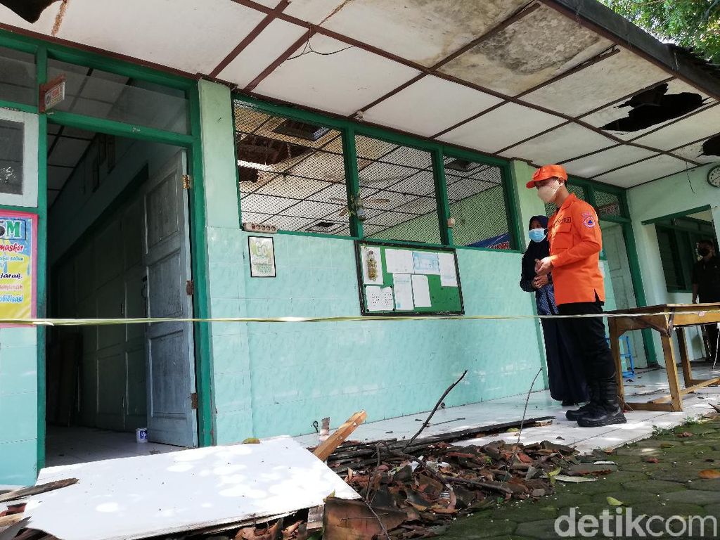 Plafon SDN Joyontakan Solo Ambrol, Siswa Terpaksa PTM Bergiliran Plafon SDN Joyontakan Solo Ambrol, Siswa Terpaksa PTM Bergiliran