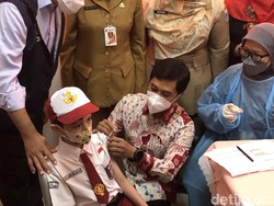 Kala Wamenkes Suntikkan Langsung Vaksin Sinovac ke Siswa