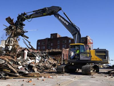 Warga Kentucky Bersihkan Puing Sisa Terjangan Tornado