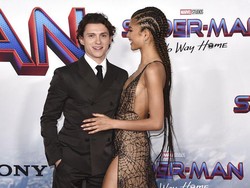 So Sweet, Tom Holland Tutupi Zendaya saat Benarkan Gaun Seksi di Red Carpet