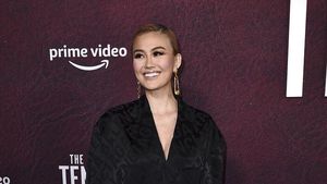 6 Gaya Agnez Mo Eksis di Red Carpet Film Ben Affleck, Outfit Capai Rp 95 Juta