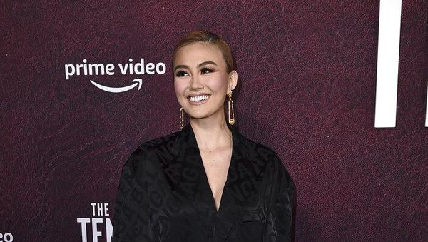 6 Gaya Agnez Mo Eksis di Red Carpet Film Ben Affleck, Outfit Capai Rp 95 Juta