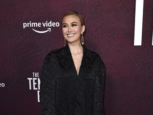 6 Gaya Agnez Mo Eksis di Red Carpet Film Ben Affleck, Outfit Capai Rp 95 Juta