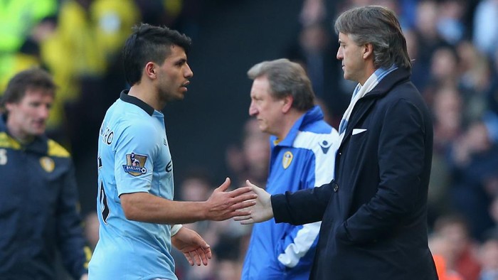 MANCHESTER, ENGLAND - FEBRUARY 17:  Manchester City Manager Roberto Mancini congratulates Sergio Aguero as he is substituted during the FA Cup with Budweiser Fifth Round match between Manchester City and Leeds United at the Etihad Stadium on February 17, 2013 in Manchester, England.  (Photo by Alex Livesey/Getty Images)
