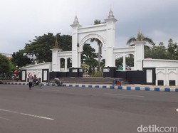 Gus Ipul Tutup Alun-alun dan Larang Pawai Saat Tahun Baru