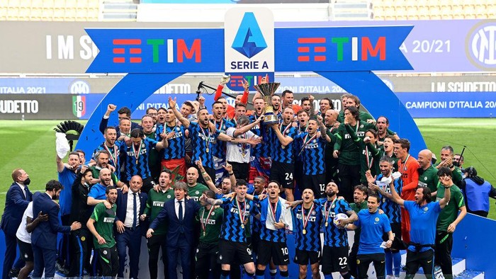 MILAN, ITALY - MAY 23: Antonio Conte, Head Coach of FC Internazionale and Christian Eriksen of FC Internazionale lift the Serie A Trophy whilst their team mates celebrate after the Serie A match between FC Internazionale Milano and Udinese Calcio at Stadio Giuseppe Meazza on May 23, 2021 in Milan, Italy. A limited number of fans will be allowed into Premier League stadiums as Coronavirus restrictions begin to ease in Italy. (Photo by Mattia Ozbot/Getty Images)