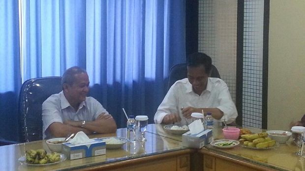 Anwar Abbas menemani Gubernur DKI Joko Widodo makan soto saat berkunjung ke Kantor PP Muhammadiyah