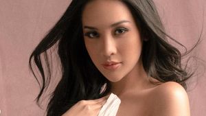 6 Gaya Pemotretan Terbaru Anya Geraldine, Tampil Seksi Berbalut Kain Putih