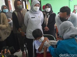 Bima Arya Pantau Vaksinasi Anak Pertama di Kampung Mongol Bogor