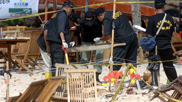 Bom bali 2 pada 1 oktober 2005 Indonesian forensic experts search for evidance at a bomb blast scene in Jimbaran, on Bali island, 02 October 2005. At least 26 people were killed after a series of bomb attacks on the Indonesian resort island of Bali and hundreds of others were injured as police are looking for three men suspected of involvement in the suicide blasts. AFP PHOTO/Jewel SAMAD (Photo by JEWEL SAMAD / AFP)