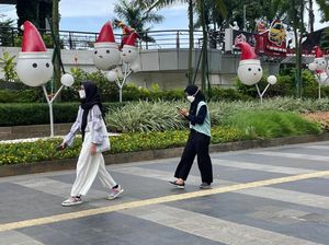Boneka Salju Bertopi Sinterklas Ramaikan Suasana Natal di Jakarta Boneka Salju Bertopi Sinterklas Ramaikan Suasana Natal di Jakarta