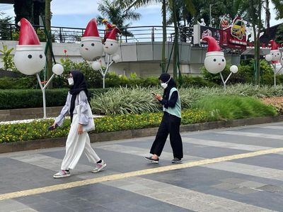 Boneka Salju Bertopi Sinterklas Ramaikan Suasana Natal di Jakarta