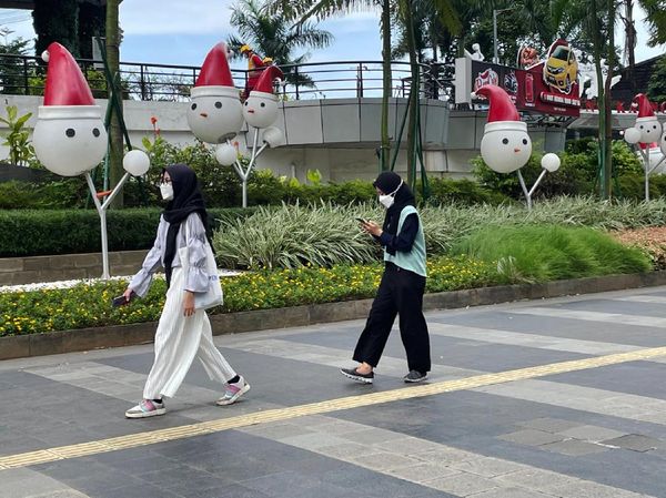Boneka Salju Bertopi Sinterklas Ramaikan Suasana Natal di Jakarta