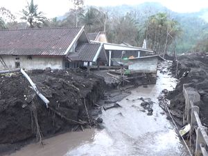 Hari Jadi Lumajang ke-766 yang Diselimuti Duka Karena Erupsi Gunung Semeru