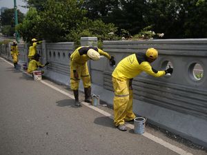 Dicat Ulang, Pasukan Kuning Percantik Jembatan 66 Kuningan