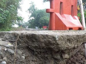 Diguyur Hujan, Jalan Penghubung Antarkecamatan di Purwakarta Amblas