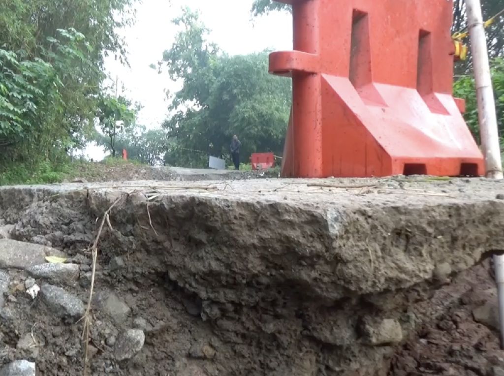 Diguyur Hujan, Jalan Penghubung Antarkecamatan di Purwakarta Amblas Diguyur Hujan, Jalan Penghubung Antarkecamatan di Purwakarta Amblas