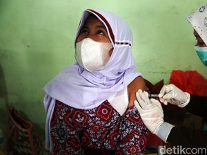 Ekspresi Siswa SD saat Disuntik Vaksin COVID-19