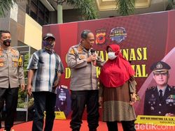 Bahagianya Emak Iyat dan Abah Rahmat Dapat Umroh Gratis Usai Vaksinasi