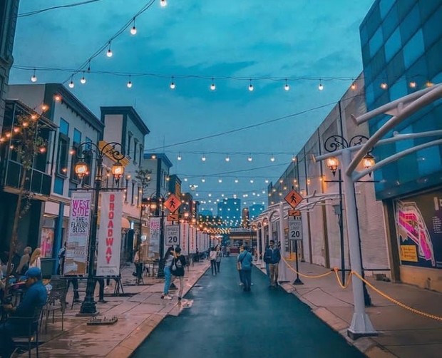 Gak perlu jauh-jauh ke luar negeri, kini Broadway Street bisa kamu temui di Alam Sutera, Tangerang/Foto: Instagram.com/tangsel.info