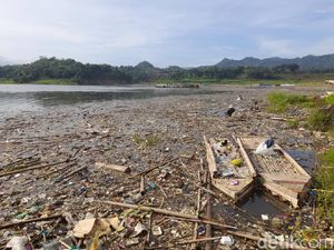 Penampakan Hamparan Sampah di Pesisir Waduk Jatigede