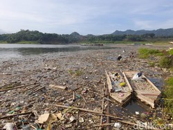 Penampakan Hamparan Sampah di Pesisir Waduk Jatigede