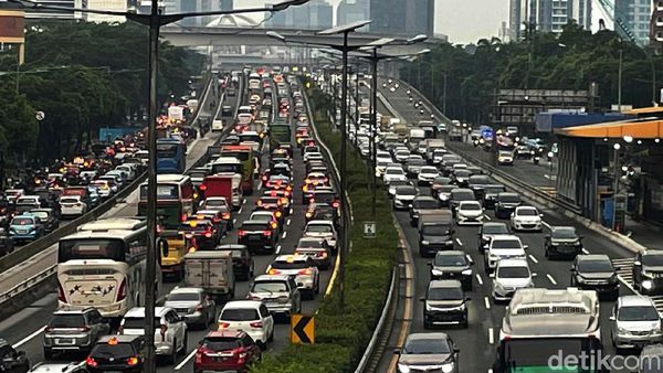 Hujan Reda Macet Melanda
