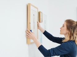 5 Tips Pasang Foto di Dinding Rumah