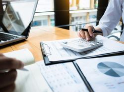 Kerja Terus tapi Nggak Kaya-kaya? Intip Harga Franchise yang Lagi Rame Nih!