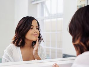 5 Serum yang Bagus untuk Mencerahkan Kulit, Bikin Glowing di 2022 5 Serum yang Bagus untuk Mencerahkan Kulit, Bikin Glowing di 2022