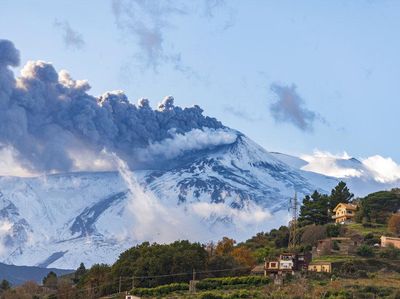 Pesona Gunung Etna Saat Menyemburkan Abu Vulkanik