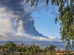 Penampakan Gunung Etna Semburkan Abu Setinggi 10 Km, Bandara Sekitar Ditutup