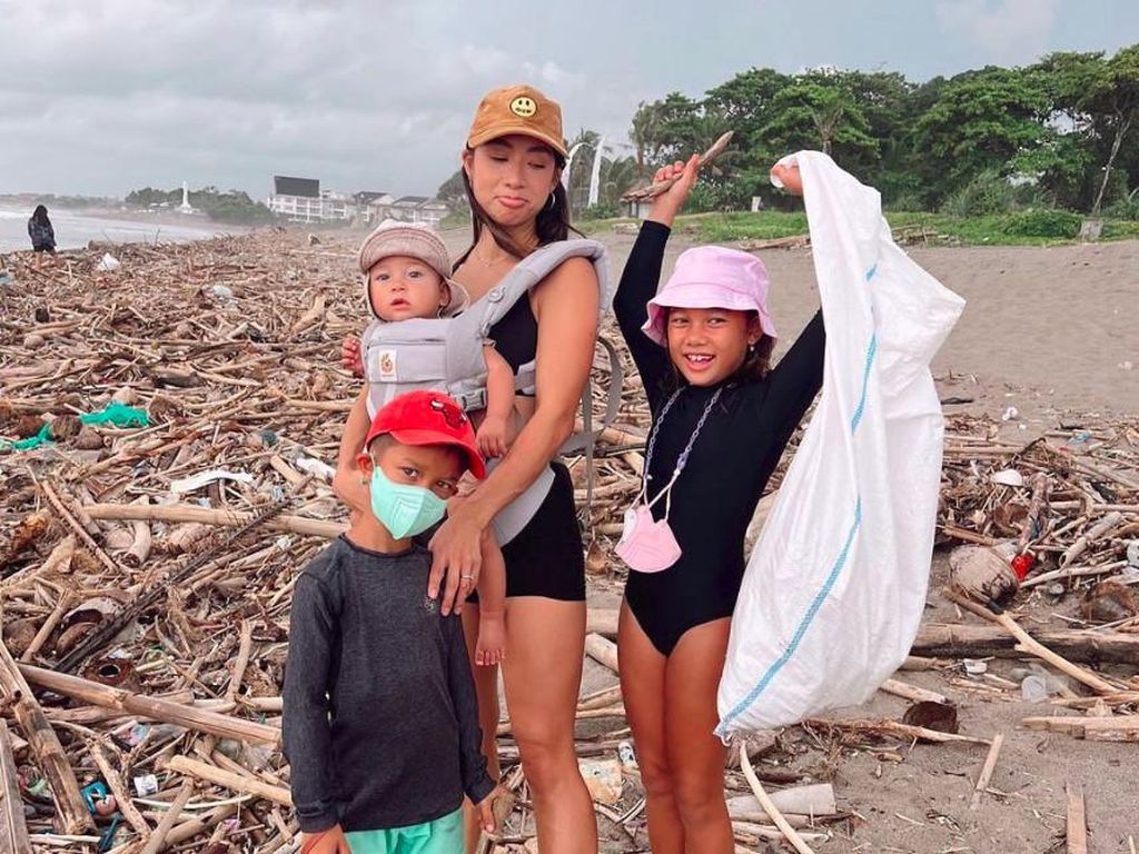 Patut Dicontoh! 7 Potret Jennifer Bachdim Bersihkan Pantai Bali Bareng Anak Patut Dicontoh! 7 Potret Jennifer Bachdim Bersihkan Pantai Bali Bareng Anak