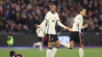 Joel Matip cedera otot. Foto: Getty Images/Alex Pantling