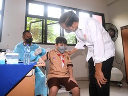 Jokowi Sapa Anak yang Divaksin COVID-19: Kayak Digigit Semut, Kan?