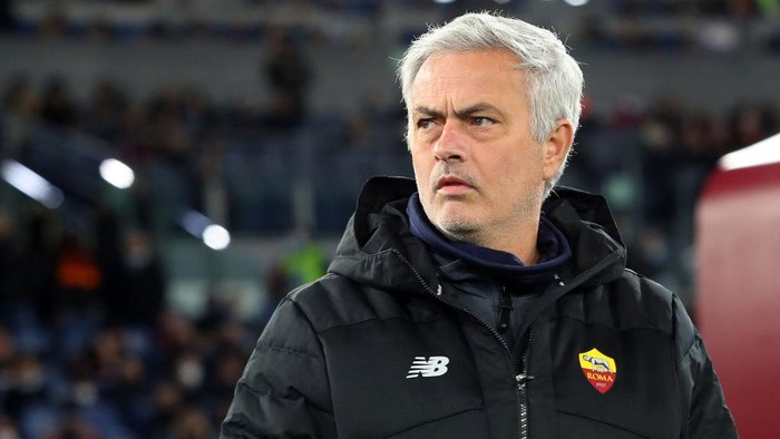 ROME, ITALY - NOVEMBER 28: Jose Mourinho, Head Coach of AS Roma looks on prior to  the Serie A match between AS Roma and Torino FC at Stadio Olimpico on November 28, 2021 in Rome, Italy. (Photo by Paolo Bruno/Getty Images)