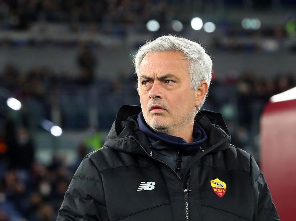 Fans AS Roma Setia dengan Jose Mourinho Sampai Neraka Membeku