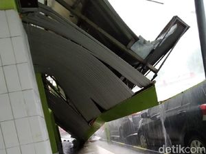 Kanopi RSD dr. Soebandi Jember Ambruk Diterjang Angin Kencang