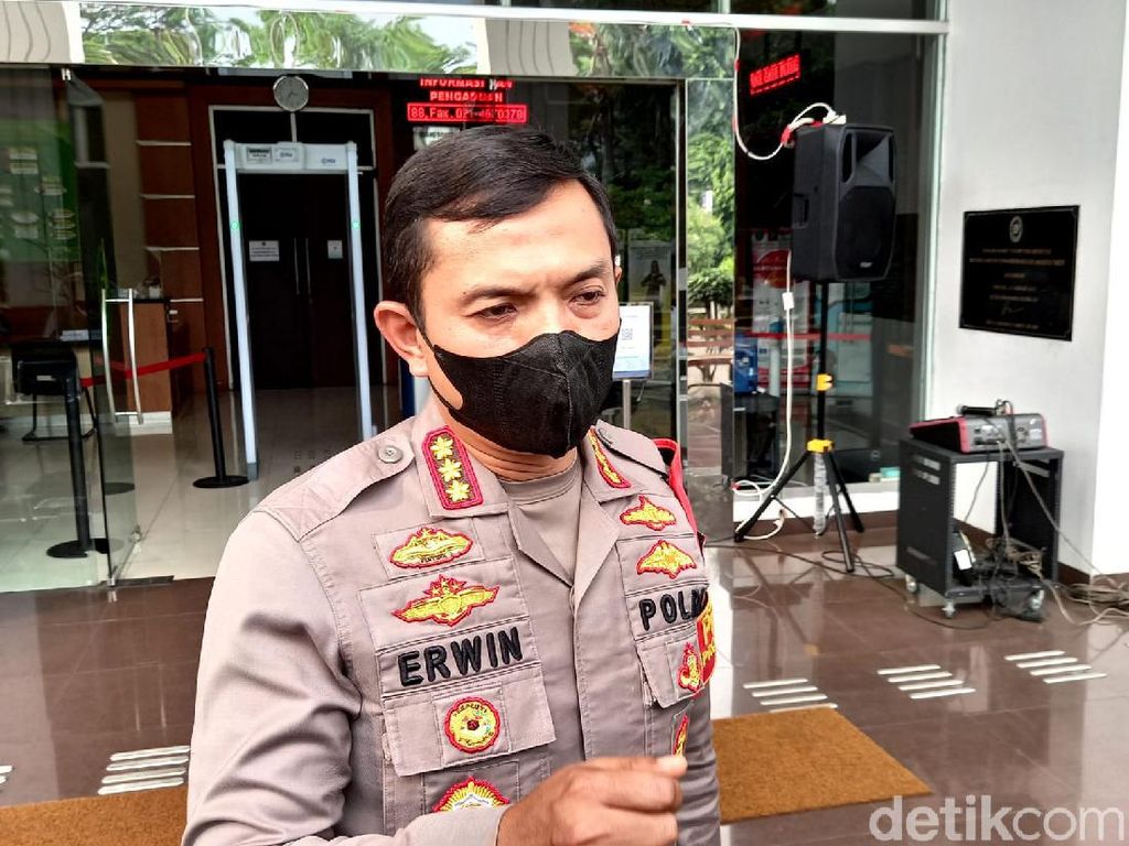 Bolak-balik Sambil Rekam PN Jaktim Saat Sidang Munarman, 2 Pria Diamankan Bolak-balik Sambil Rekam PN Jaktim Saat Sidang Munarman, 2 Pria Diamankan